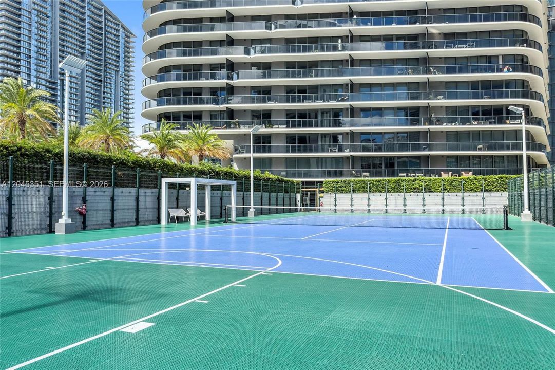For Rent: $5,900 (1 beds, 2 baths, 842 Square Feet)