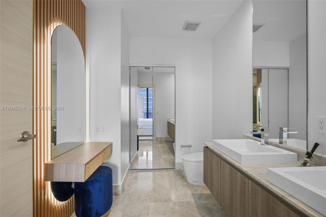 For Rent: $5,900 (1 beds, 2 baths, 842 Square Feet)