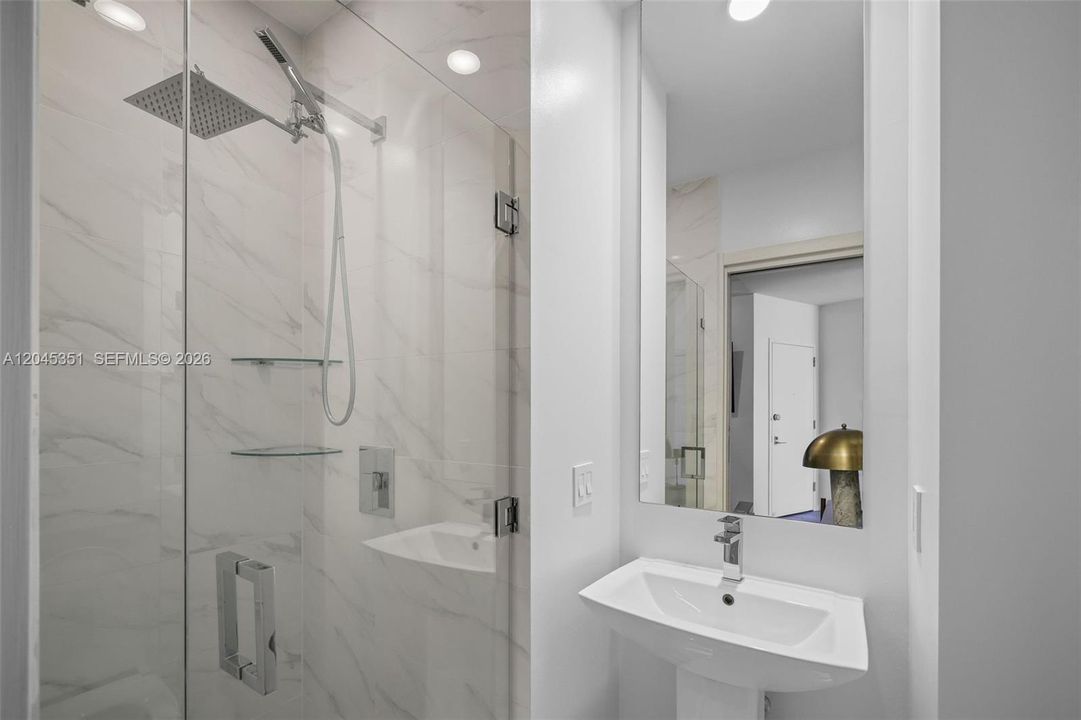For Rent: $5,900 (1 beds, 2 baths, 842 Square Feet)