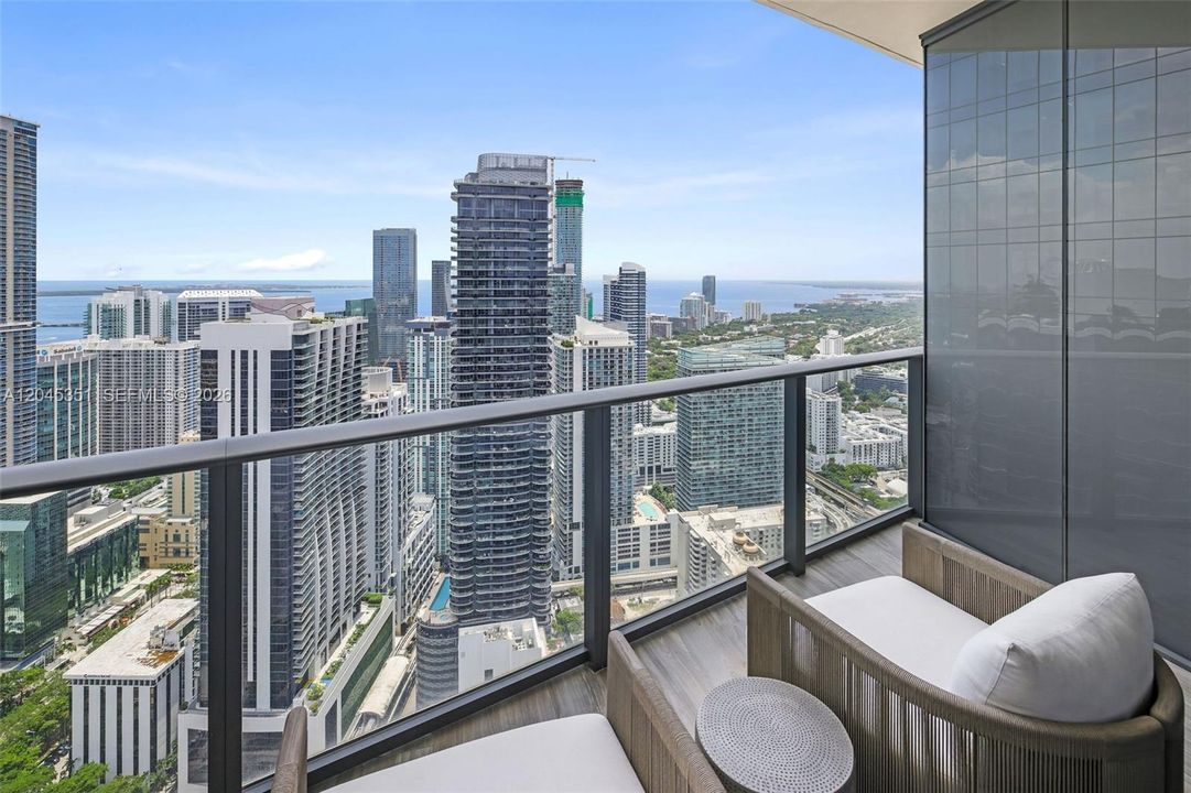 For Rent: $5,900 (1 beds, 2 baths, 842 Square Feet)