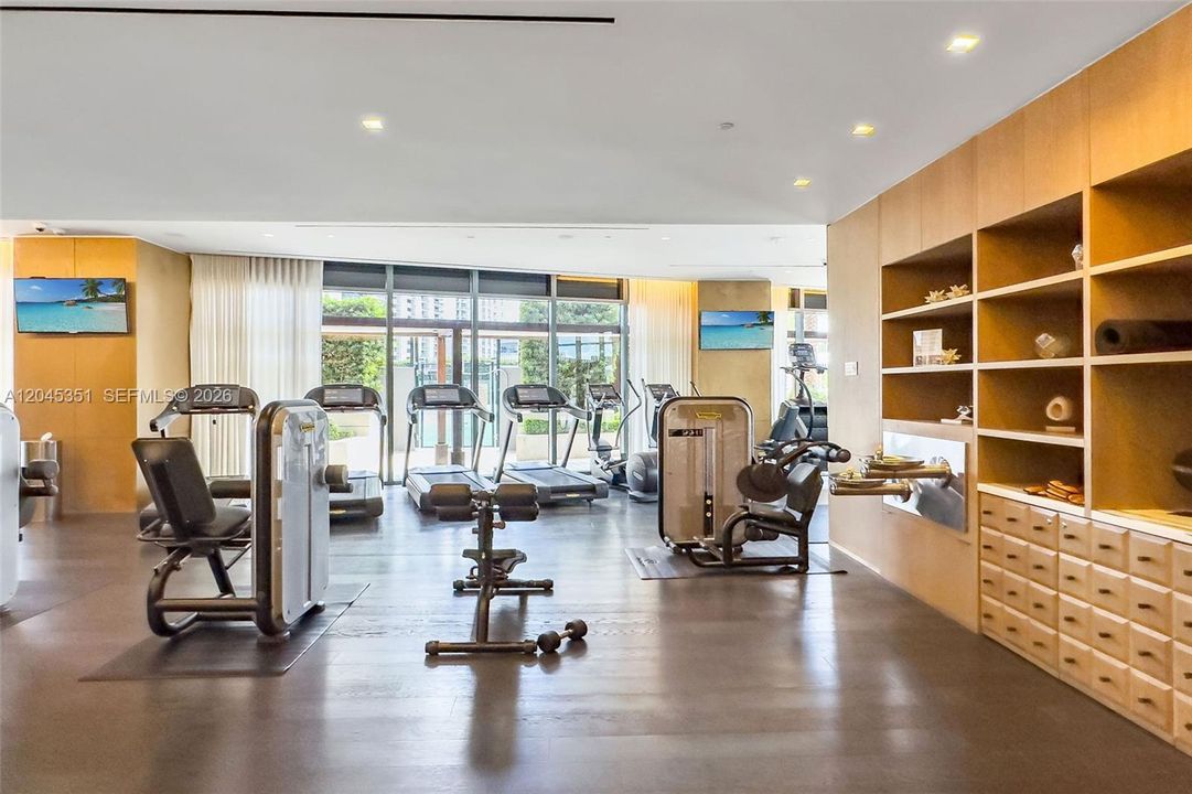 For Rent: $5,900 (1 beds, 2 baths, 842 Square Feet)