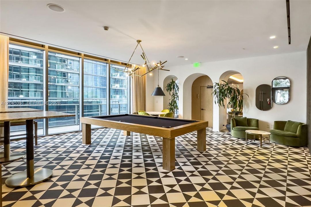 For Rent: $5,900 (1 beds, 2 baths, 842 Square Feet)