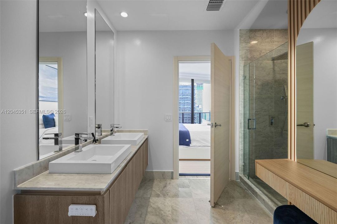 For Rent: $5,900 (1 beds, 2 baths, 842 Square Feet)