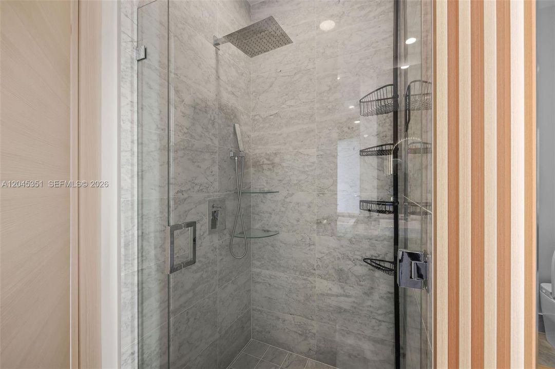 For Rent: $5,900 (1 beds, 2 baths, 842 Square Feet)
