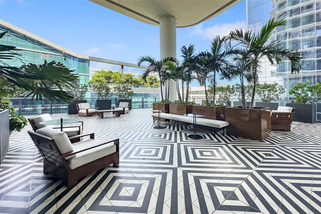 For Rent: $5,900 (1 beds, 2 baths, 842 Square Feet)