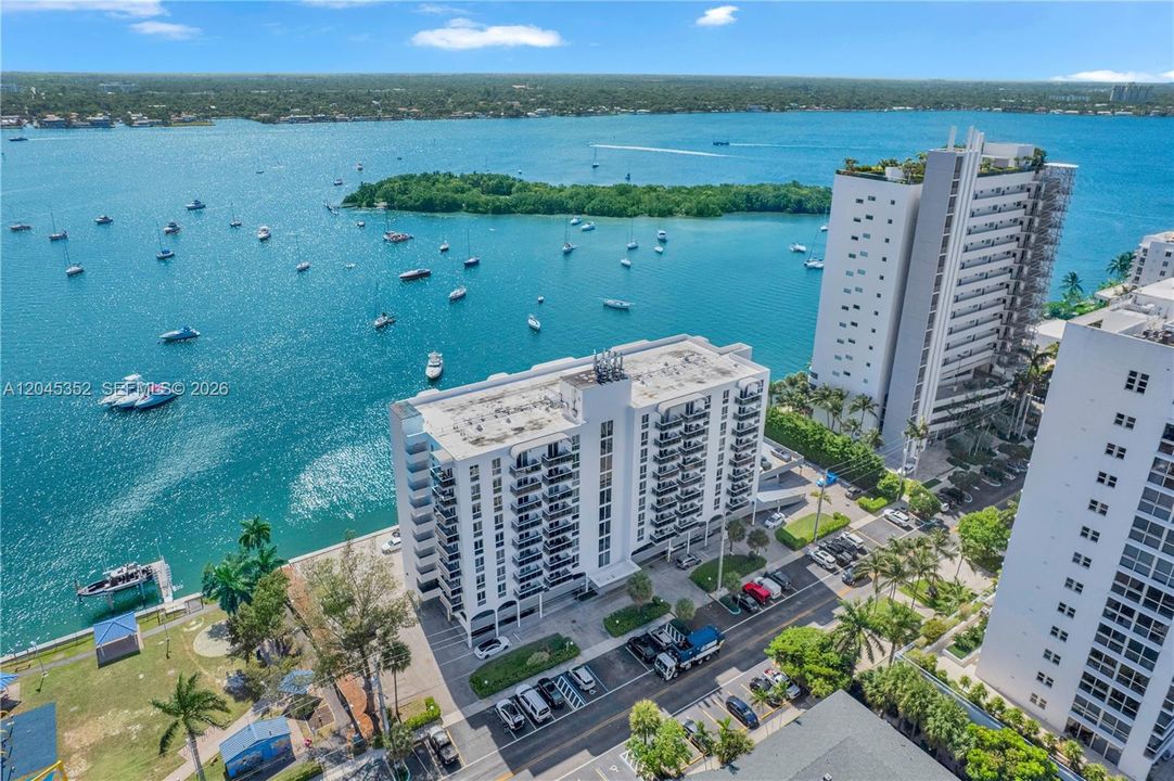 На продажу: $449,000 (2 спален, 2 ванн, 1076 Квадратных фут)