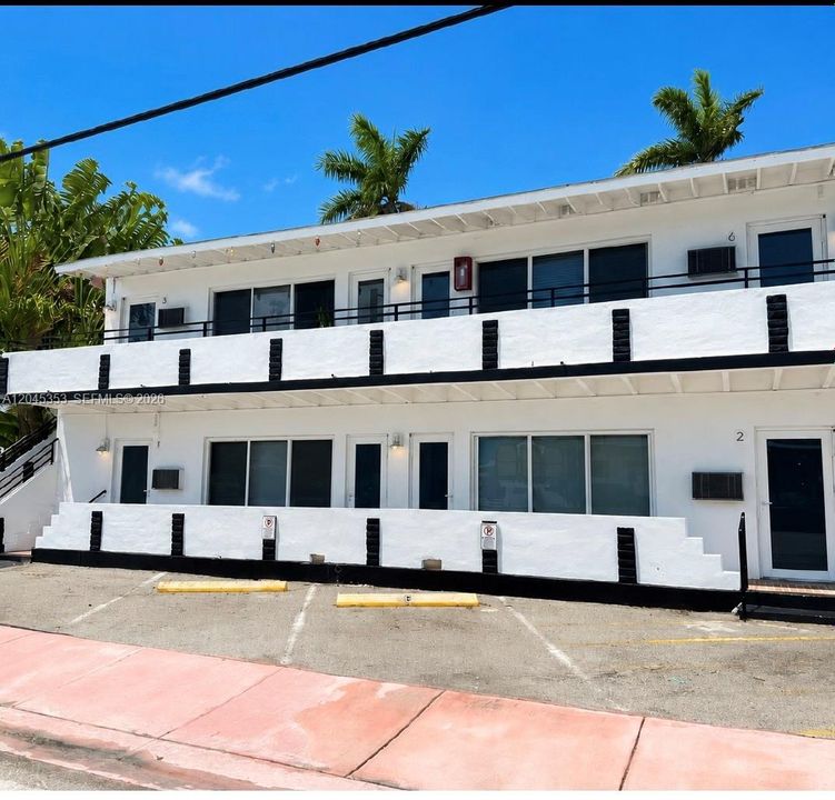 For Rent: $1,950 (1 beds, 1 baths, 700 Square Feet)