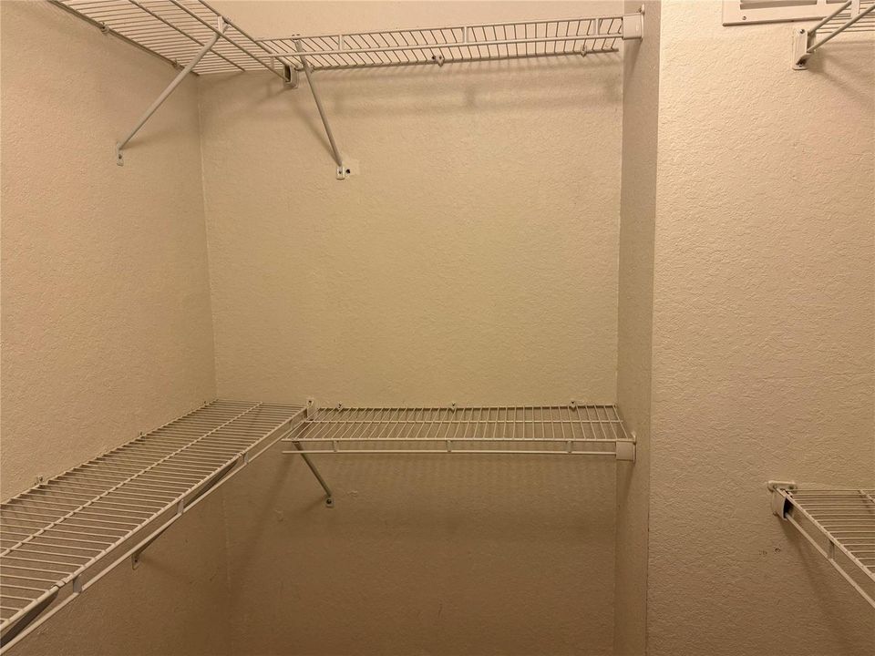 WALK-IN CLOSET