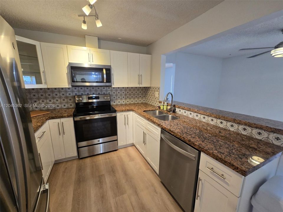В аренду: $3,600 (3 спален, 2 ванн, 1736 Квадратных фут)