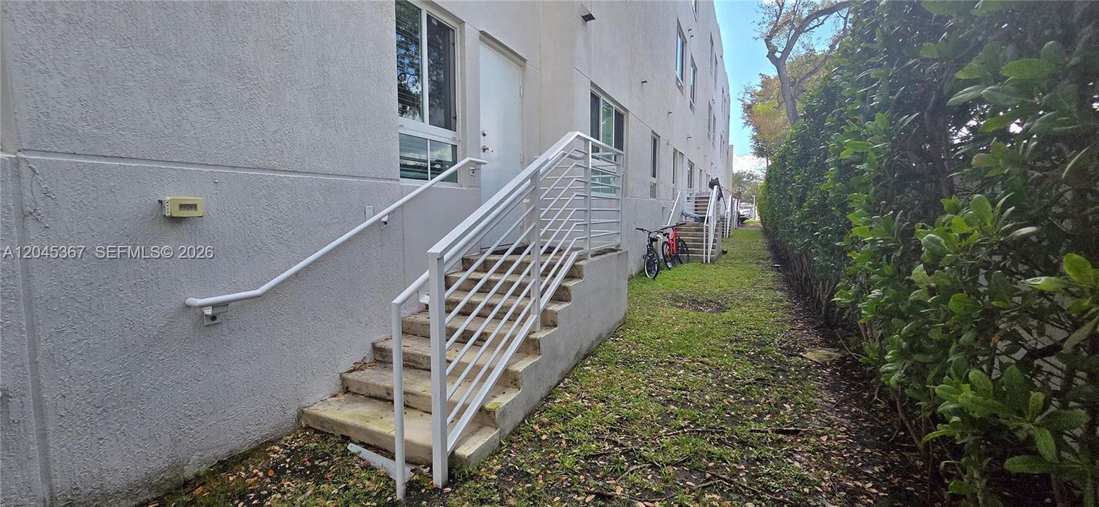 For Sale: $465,000 (3 beds, 2 baths, 1275 Square Feet)