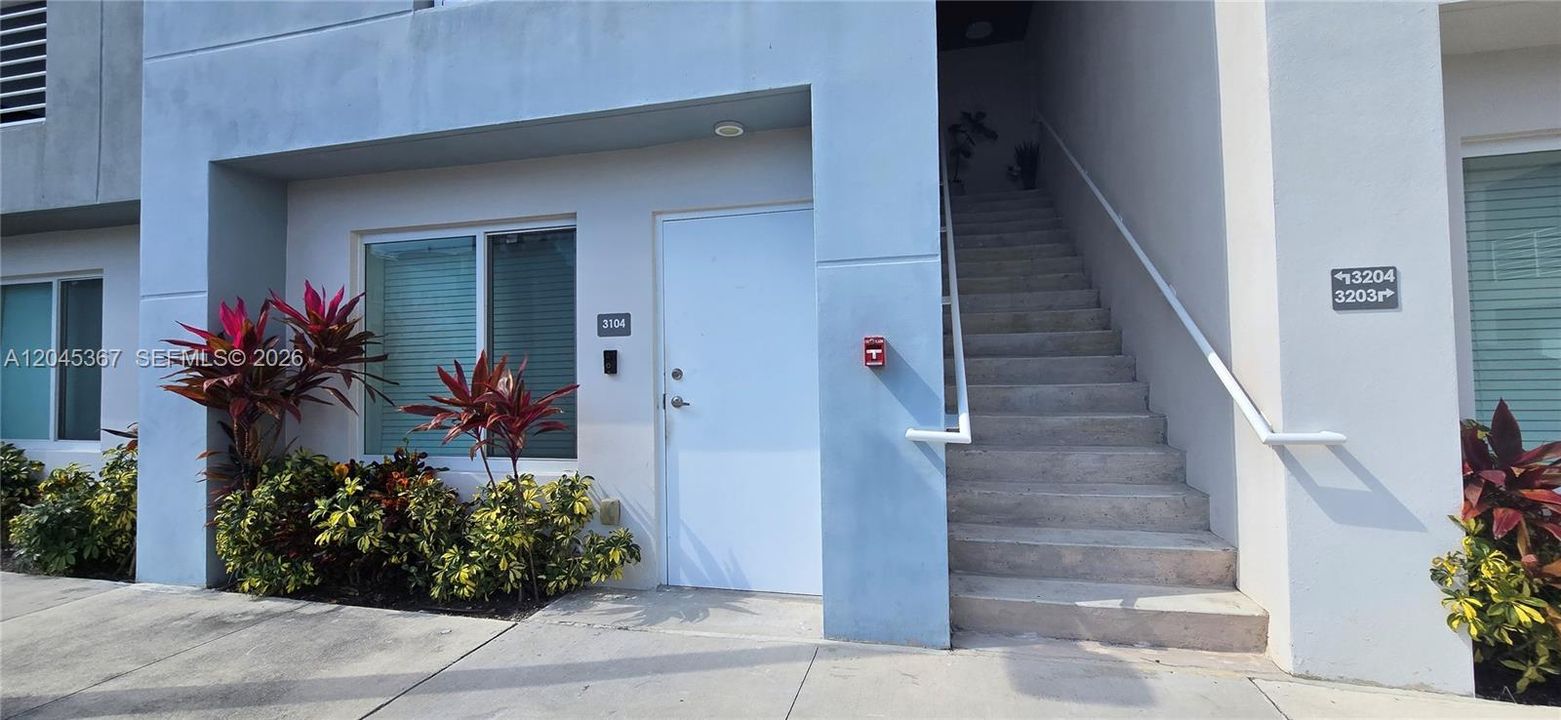 For Sale: $465,000 (3 beds, 2 baths, 1275 Square Feet)