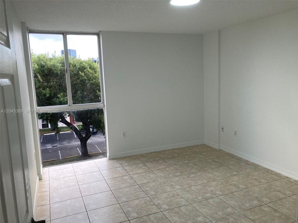 For Rent: $1,750 (1 beds, 1 baths, 740 Square Feet)