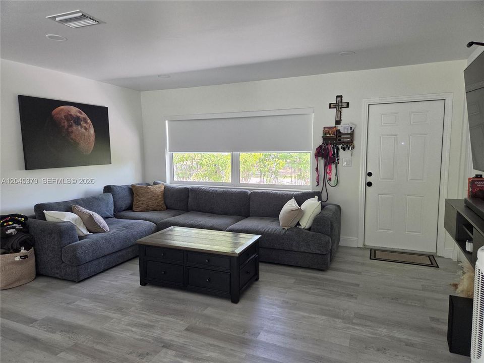 En Venta: $439,900 (3 camas, 2 baños, 1201 Pies cuadrados)