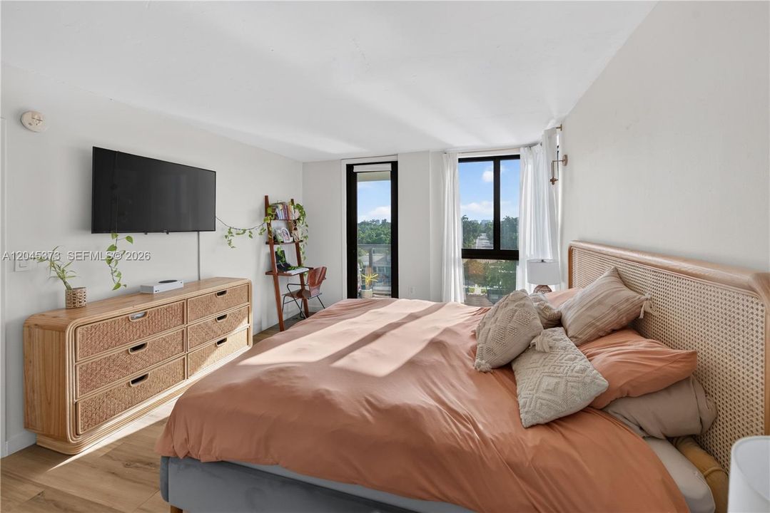 For Sale: $875,000 (2 beds, 2 baths, 1050 Square Feet)
