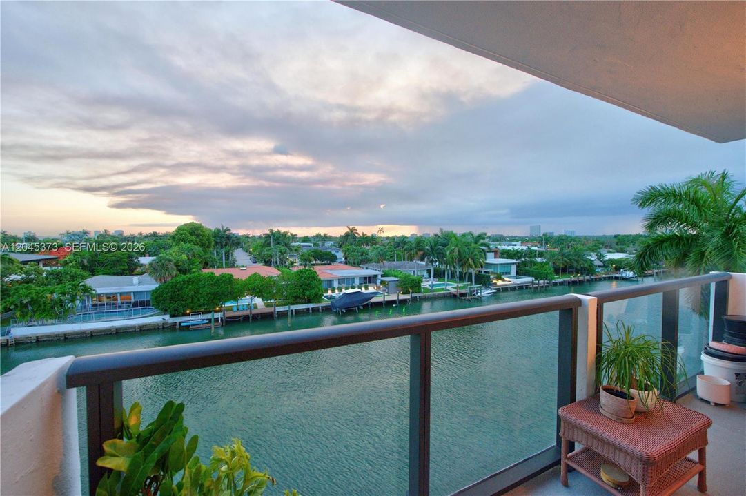 For Sale: $875,000 (2 beds, 2 baths, 1050 Square Feet)