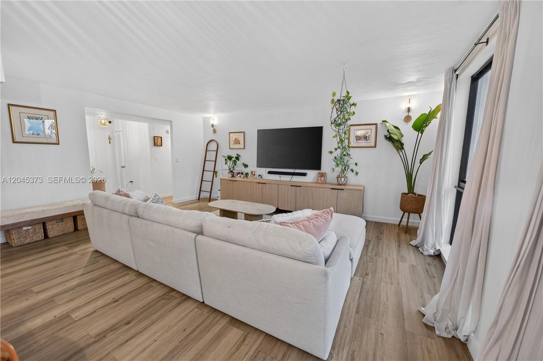 For Sale: $875,000 (2 beds, 2 baths, 1050 Square Feet)