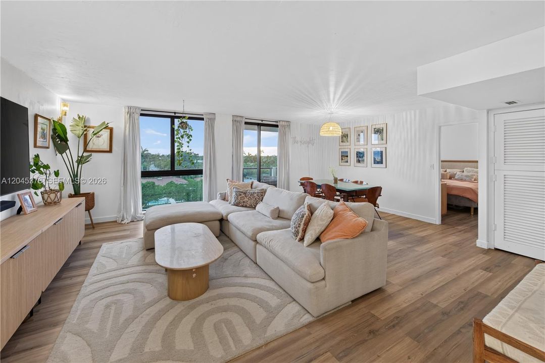 For Sale: $875,000 (2 beds, 2 baths, 1050 Square Feet)