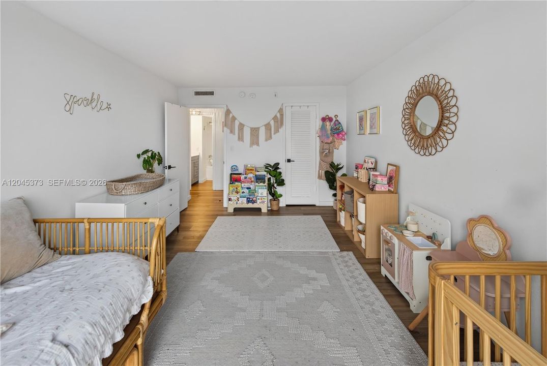 For Sale: $875,000 (2 beds, 2 baths, 1050 Square Feet)