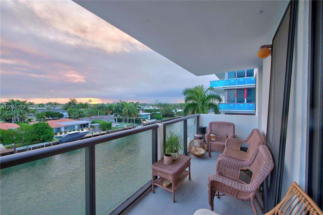 For Sale: $875,000 (2 beds, 2 baths, 1050 Square Feet)