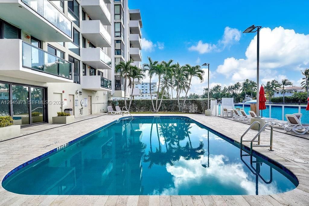For Sale: $875,000 (2 beds, 2 baths, 1050 Square Feet)