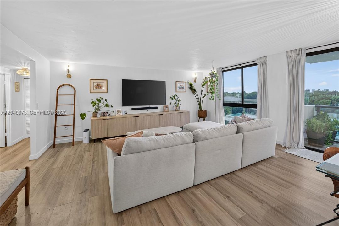 For Sale: $875,000 (2 beds, 2 baths, 1050 Square Feet)