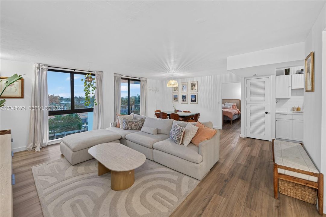 For Sale: $875,000 (2 beds, 2 baths, 1050 Square Feet)