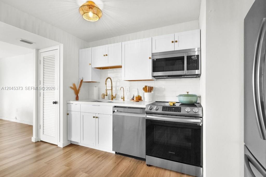 For Sale: $875,000 (2 beds, 2 baths, 1050 Square Feet)