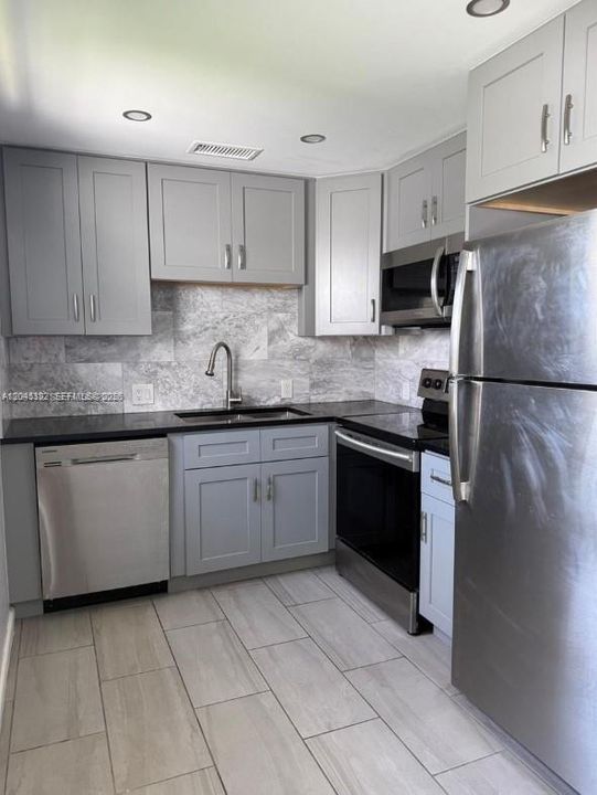 В аренду: $1,850 (2 спален, 1 ванн, 819 Квадратных фут)