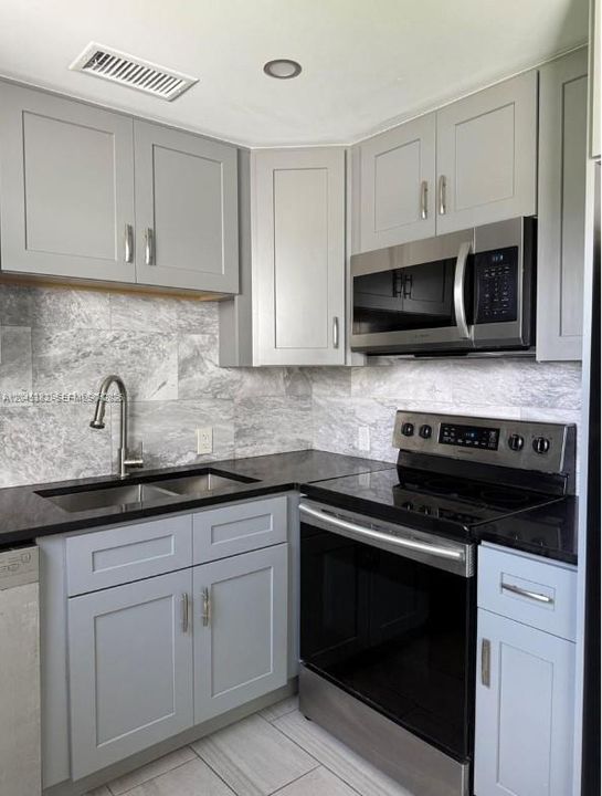 В аренду: $1,850 (2 спален, 1 ванн, 819 Квадратных фут)