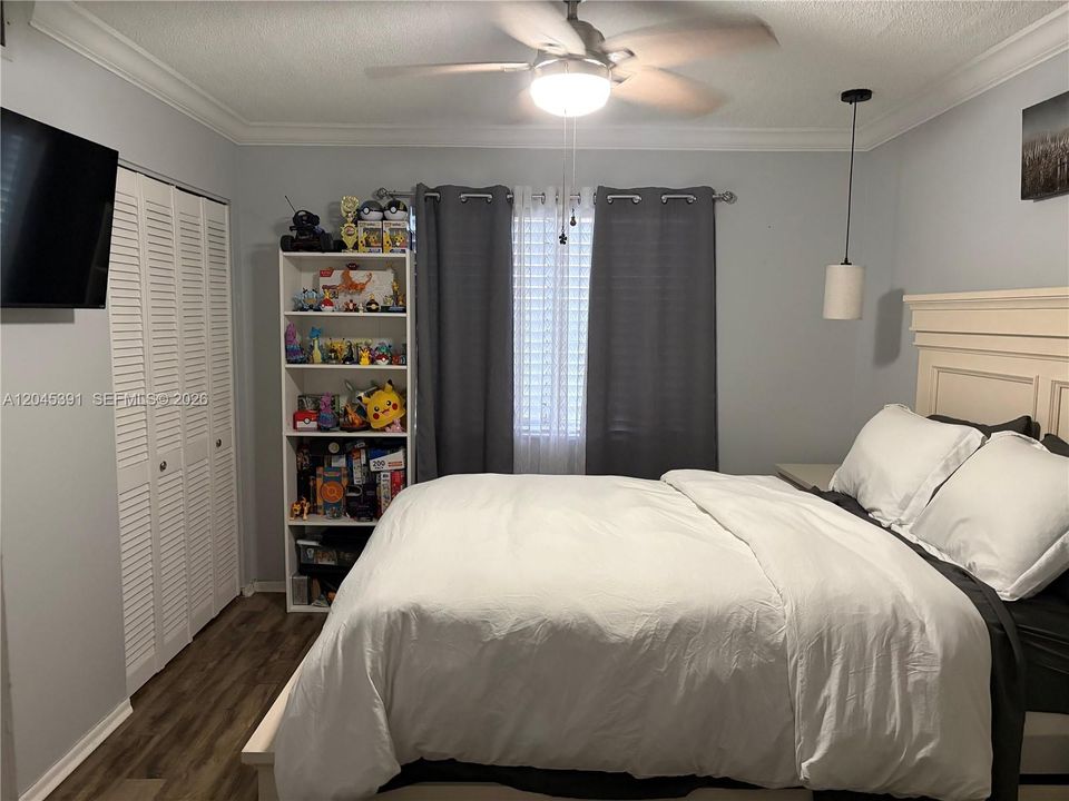 Bedroom w -Window