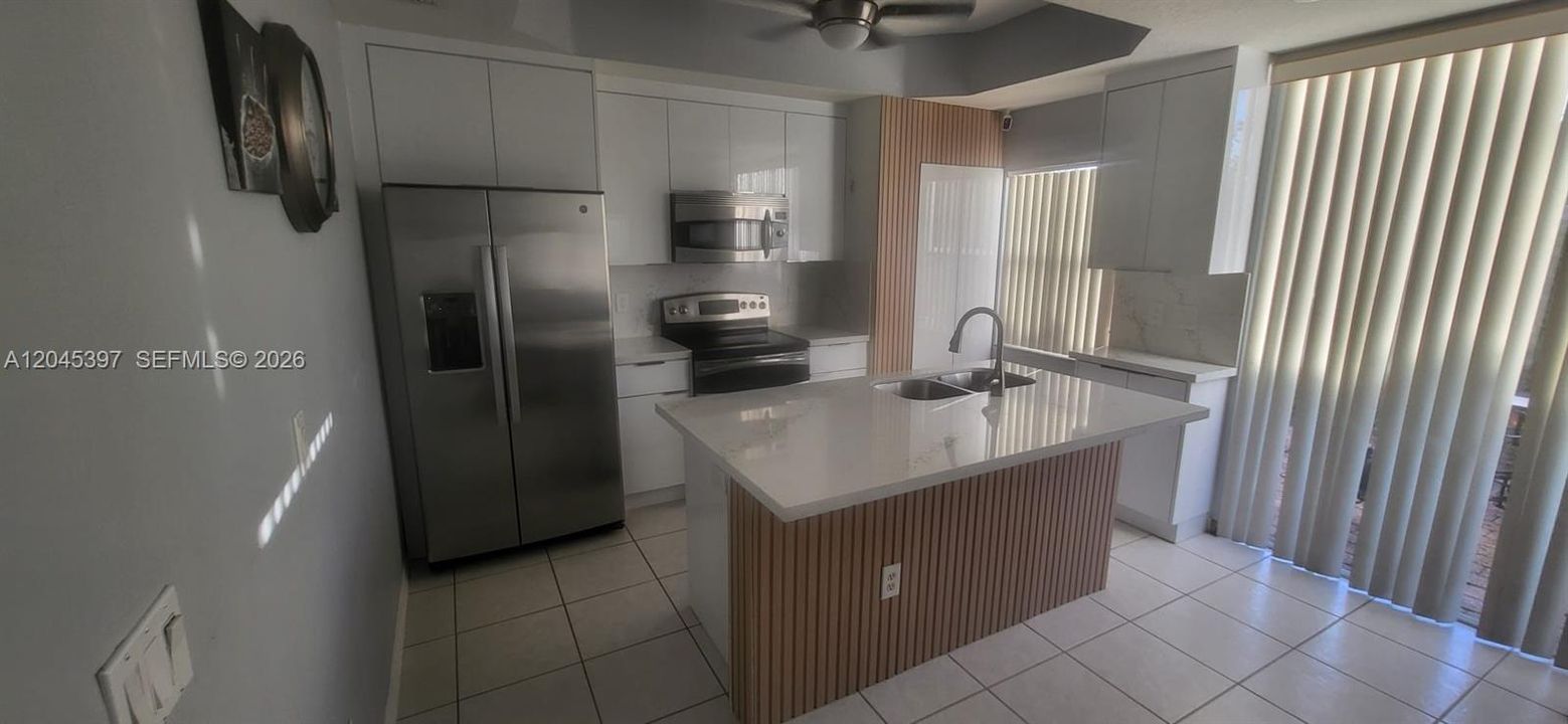 En Venta: $378,900 (3 camas, 3 baños, 1382 Pies cuadrados)