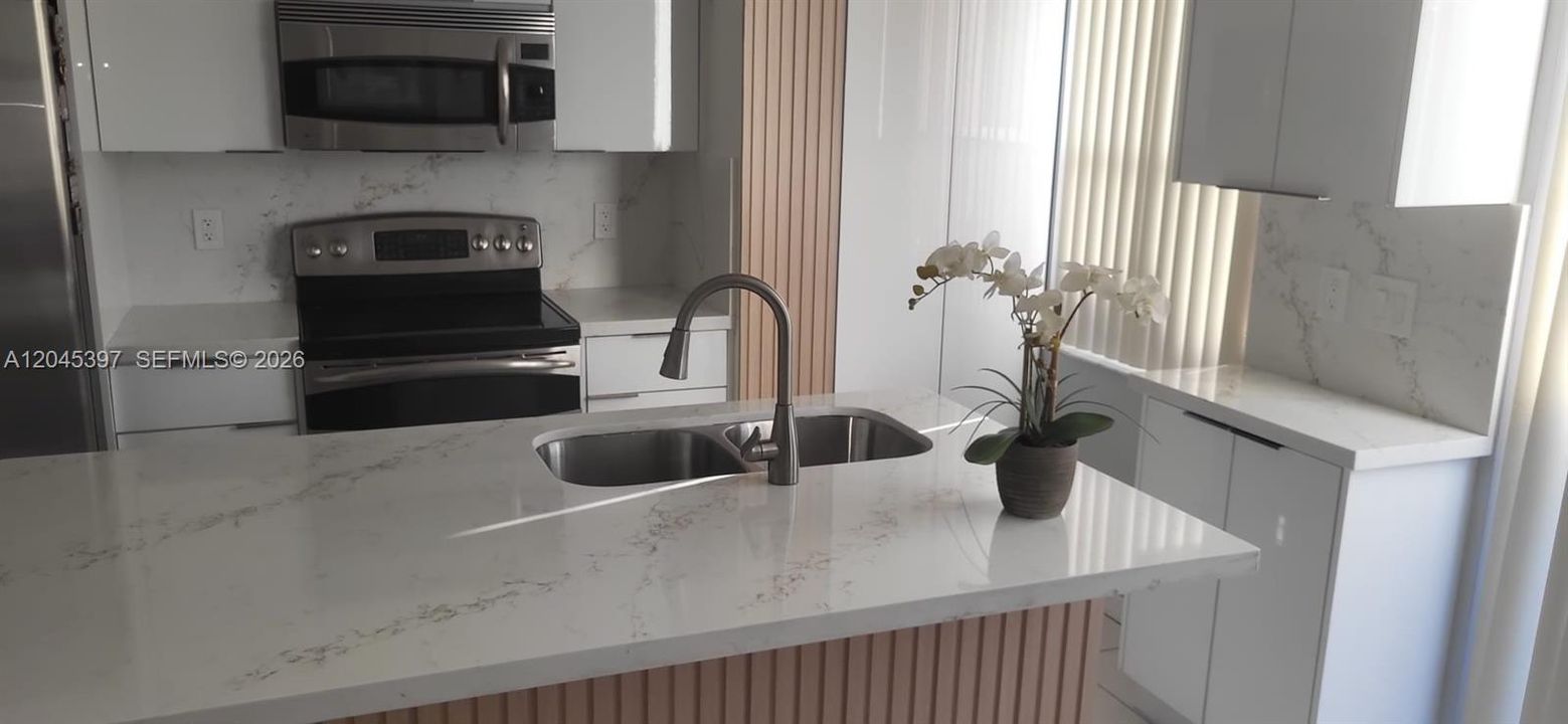 En Venta: $378,900 (3 camas, 3 baños, 1382 Pies cuadrados)