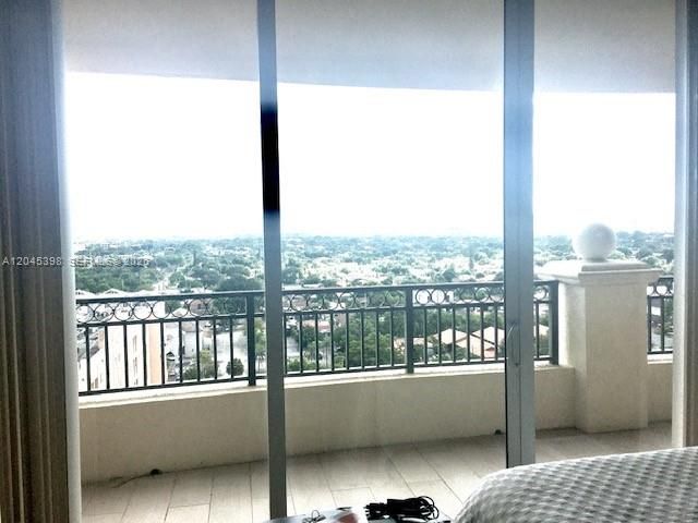 For Rent: $3,400 (2 beds, 2 baths, 1180 Square Feet)