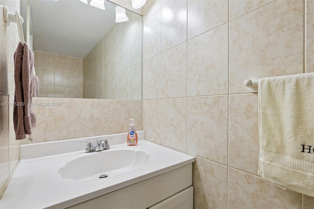 На продажу: $234,000 (2 спален, 1 ванн, 1042 Квадратных фут)