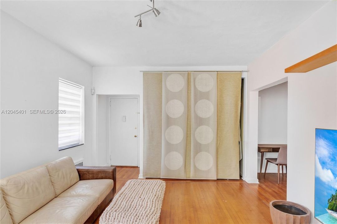 For Sale: $309,000 (1 beds, 1 baths, 682 Square Feet)