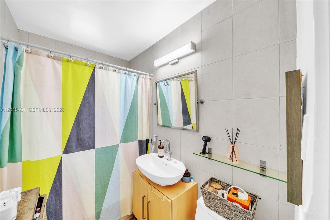 For Sale: $309,000 (1 beds, 1 baths, 682 Square Feet)