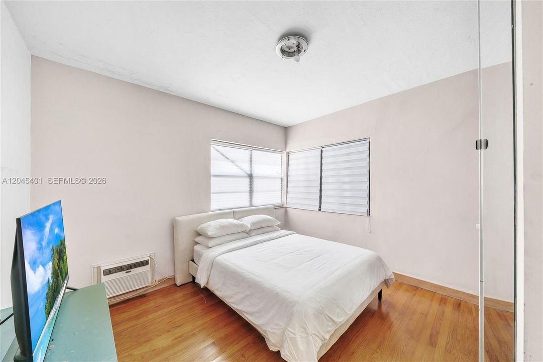 For Sale: $309,000 (1 beds, 1 baths, 682 Square Feet)