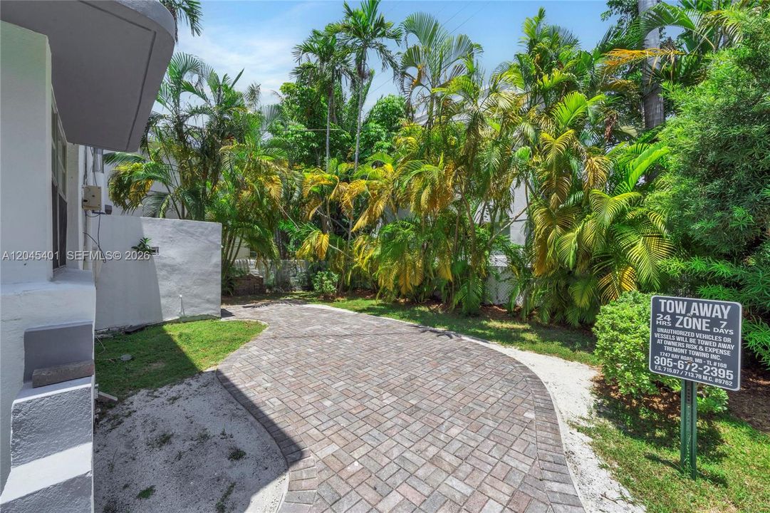 For Sale: $309,000 (1 beds, 1 baths, 682 Square Feet)