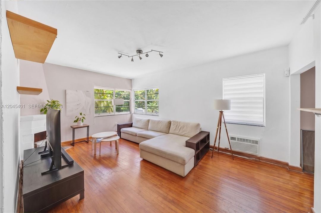 For Sale: $309,000 (1 beds, 1 baths, 682 Square Feet)