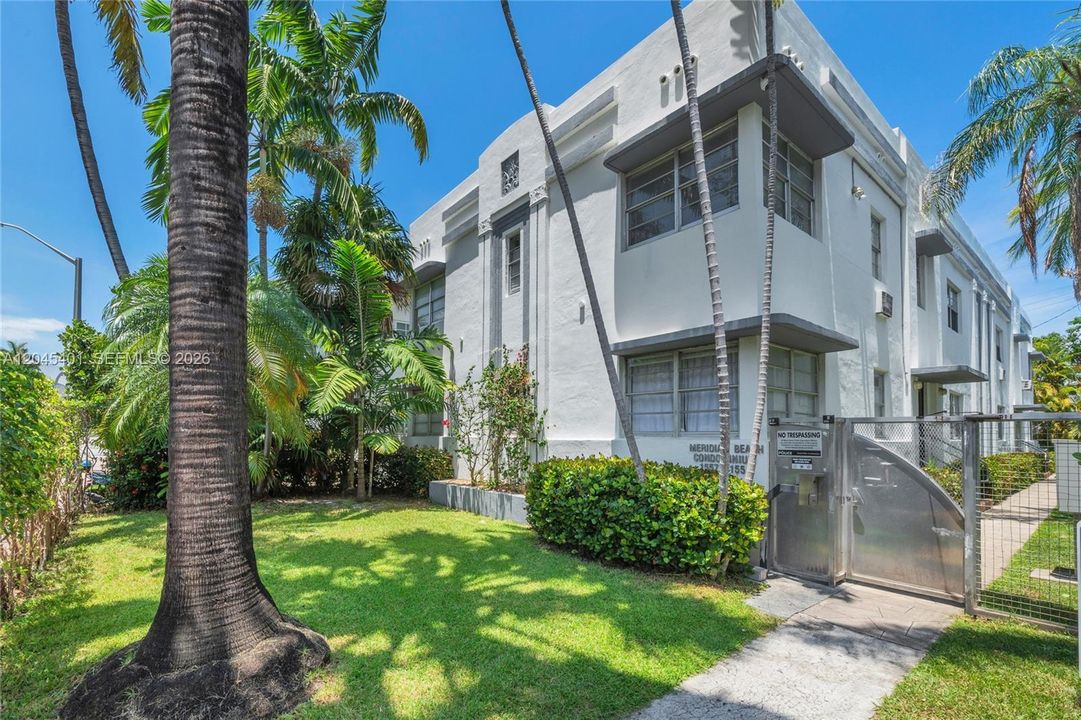 For Sale: $309,000 (1 beds, 1 baths, 682 Square Feet)