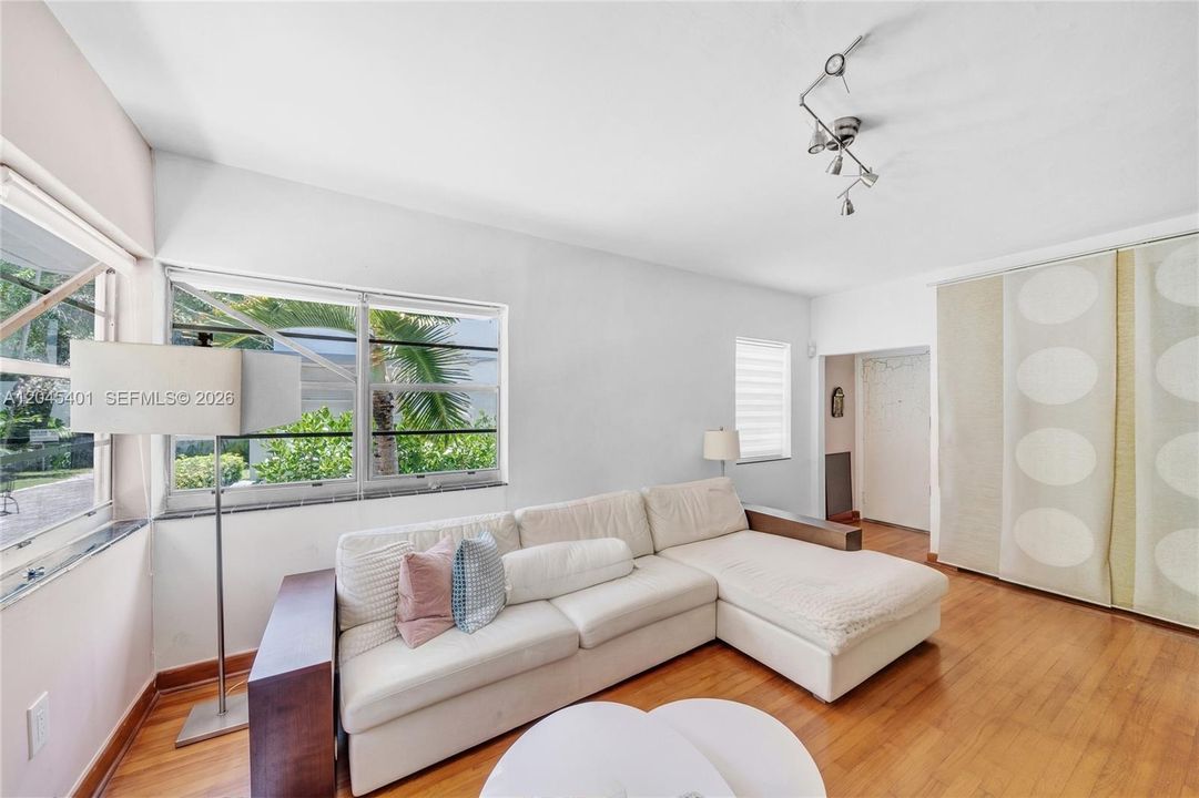 For Sale: $309,000 (1 beds, 1 baths, 682 Square Feet)