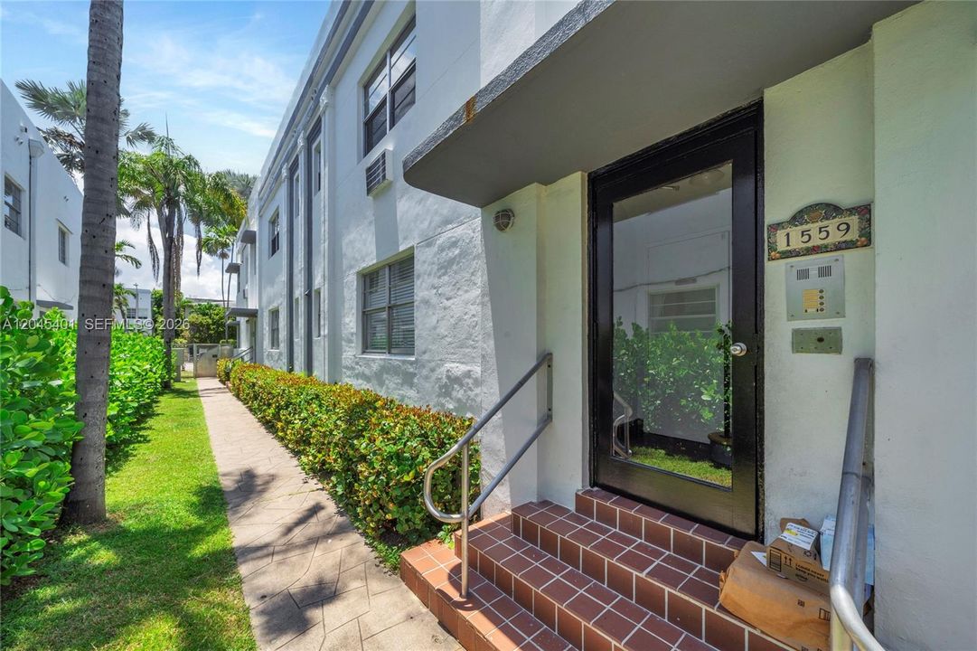 For Sale: $309,000 (1 beds, 1 baths, 682 Square Feet)