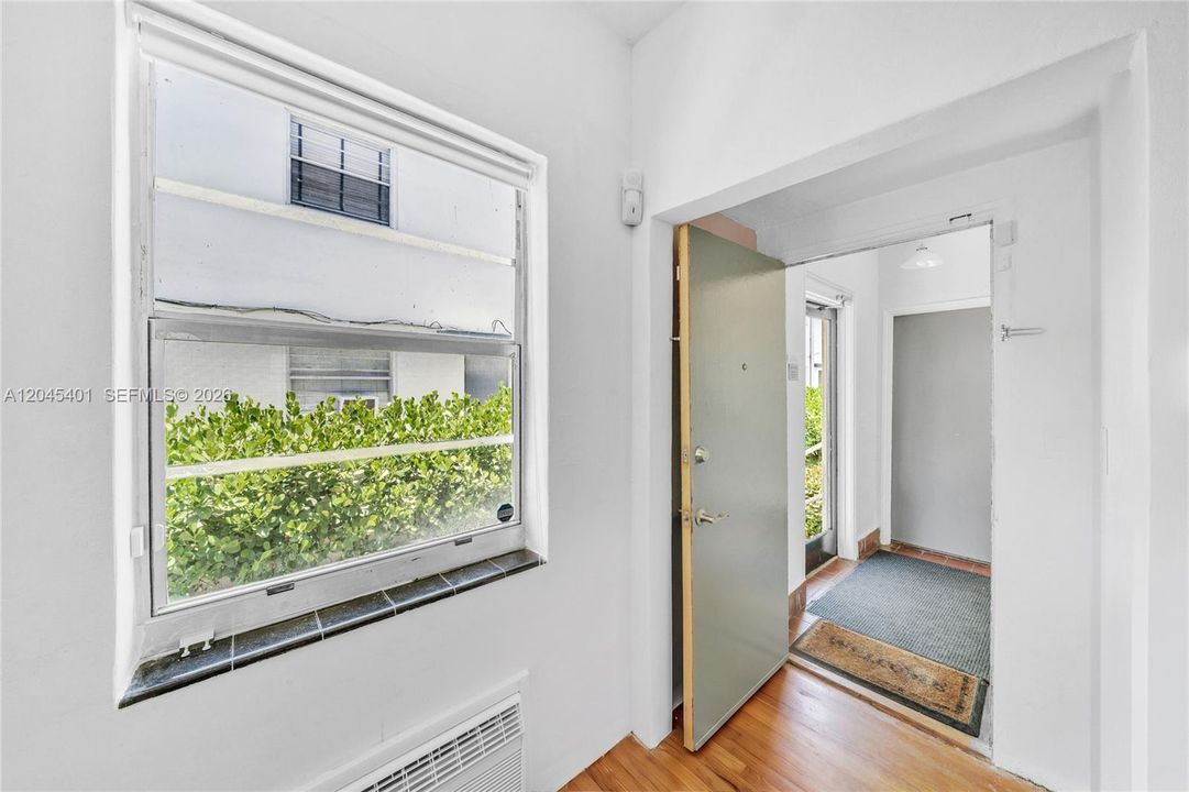 For Sale: $309,000 (1 beds, 1 baths, 682 Square Feet)