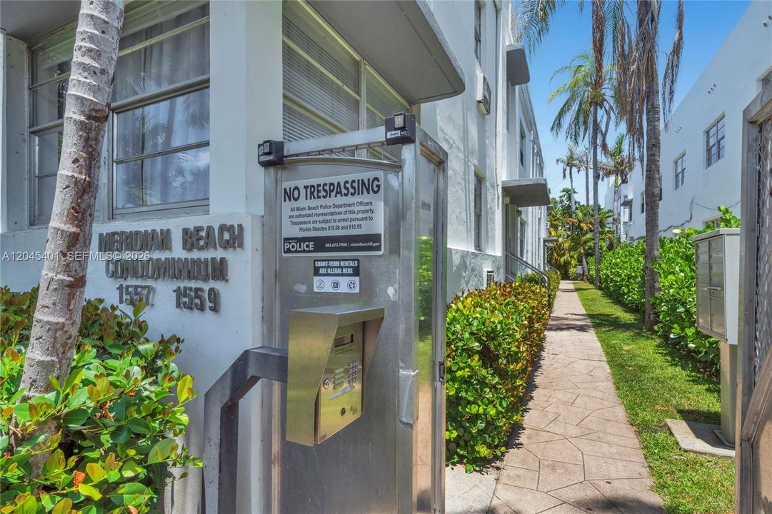 For Sale: $309,000 (1 beds, 1 baths, 682 Square Feet)