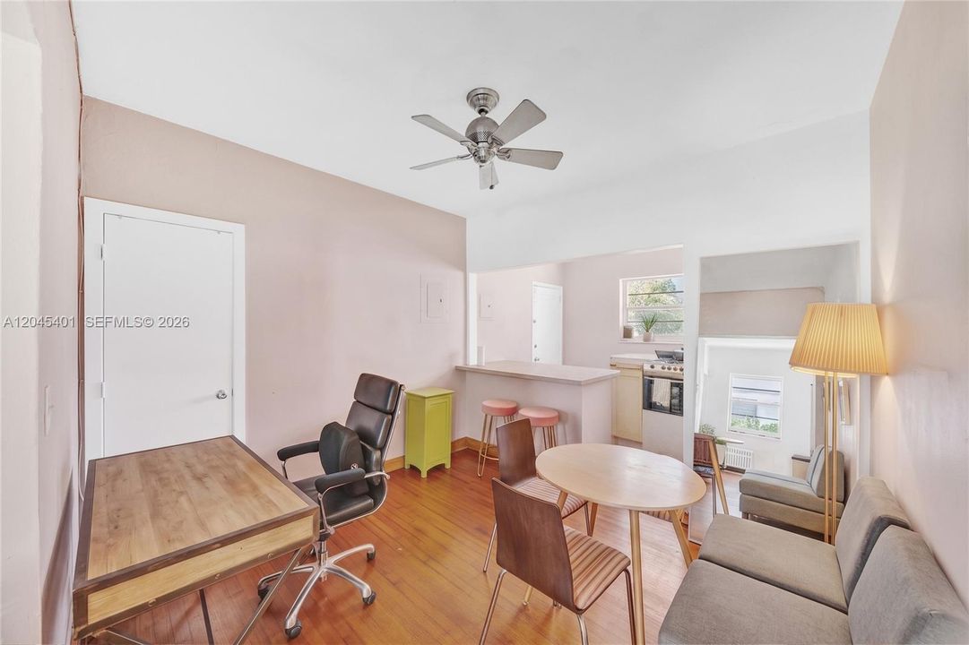 For Sale: $309,000 (1 beds, 1 baths, 682 Square Feet)