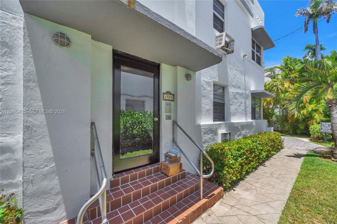 For Sale: $309,000 (1 beds, 1 baths, 682 Square Feet)