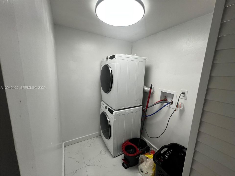 For Sale: $325,000 (3 beds, 2 baths, 1114 Square Feet)