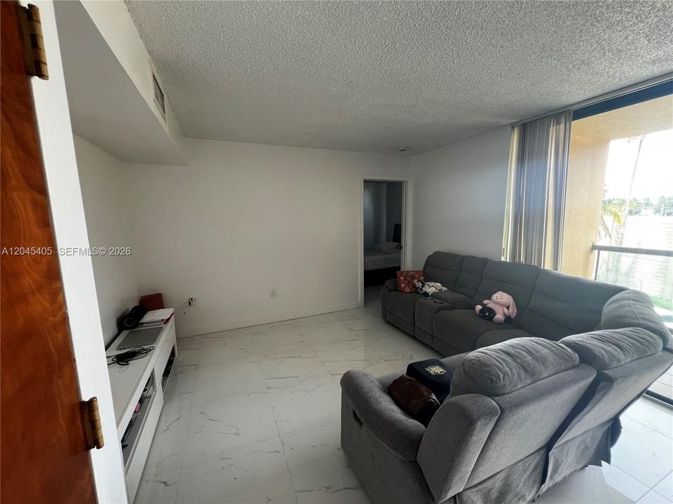 For Sale: $325,000 (3 beds, 2 baths, 1114 Square Feet)
