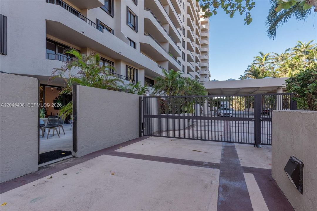 For Sale: $1,470,000 (2 beds, 2 baths, 1467 Square Feet)