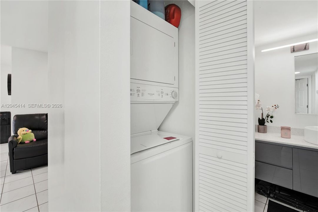 For Sale: $315,000 (2 beds, 2 baths, 900 Square Feet)